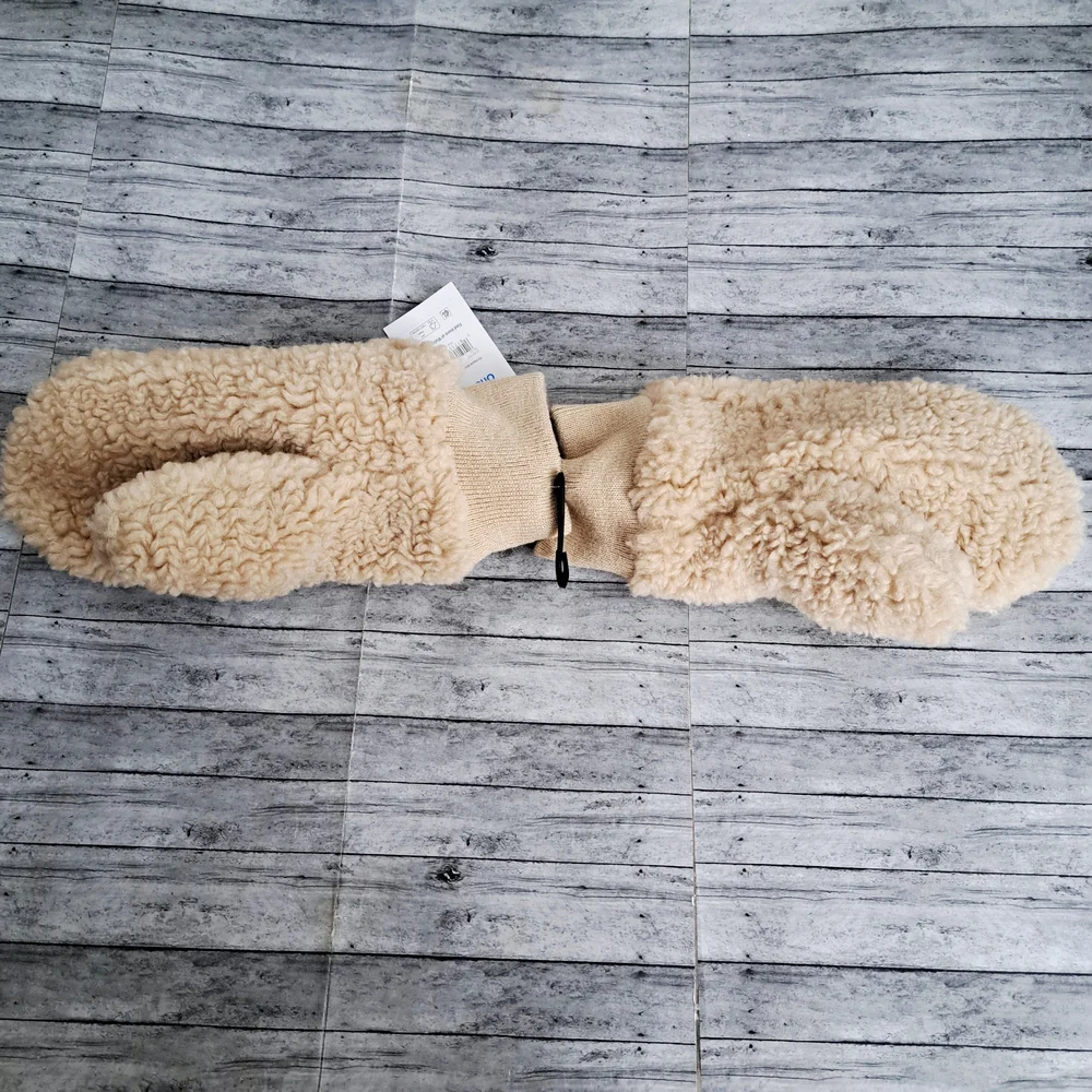 Time and Tru Sherpa Beige Fuzzy Winter Outerwear Mittens